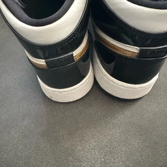 Nike Air Jordan Retro 1 Mid SE Black/White/Gold Shoes Junior