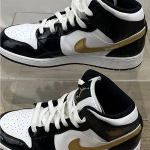 Nike Air Jordan Retro 1 Mid SE Black/White/Gold Shoes Junior