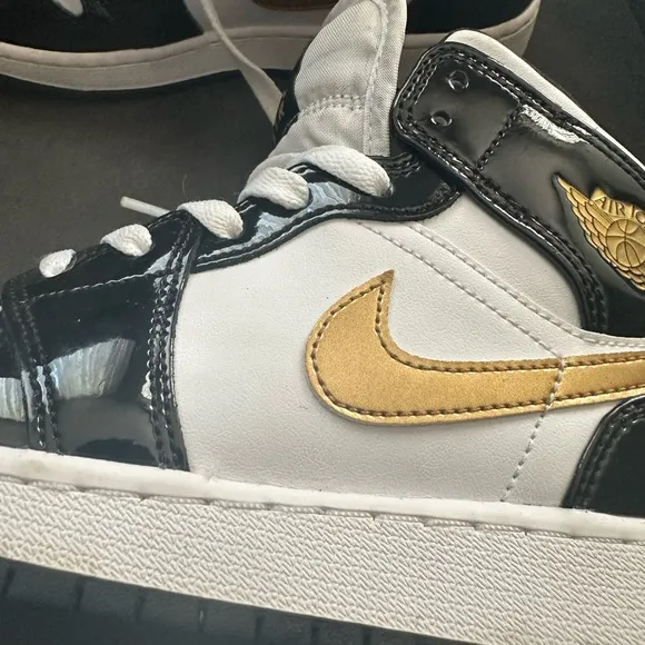 Nike Air Jordan Retro 1 Mid SE Black/White/Gold Shoes Junior