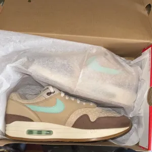 Nike Air Max Beige and Mint Athletic Shoes