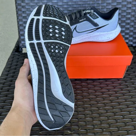 NIKE AIR ZOOM PEGASUS 40 WHITE BLACK - WOMENS 11 / MENS 9.5