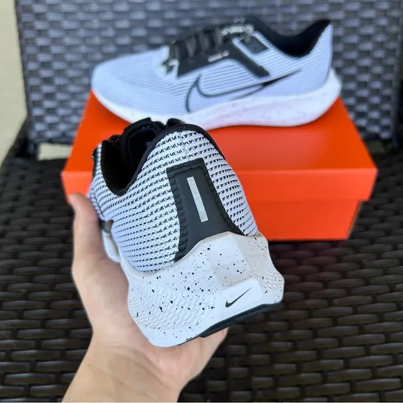 NIKE AIR ZOOM PEGASUS 40 WHITE BLACK - WOMENS 11 / MENS 9.5