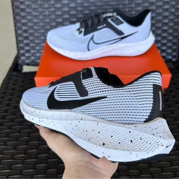 NIKE AIR ZOOM PEGASUS 40 WHITE BLACK - WOMENS 11 / MENS 9.5