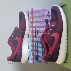 Nike Rosherun Athletic Lace Up Shoe Mens Size 10 599432-600 Red White
