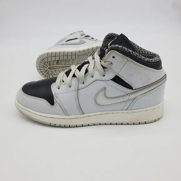 Nike Shoes Youth 6 Women 7.5 Air Jordan 1 Retro Mid 554725-032