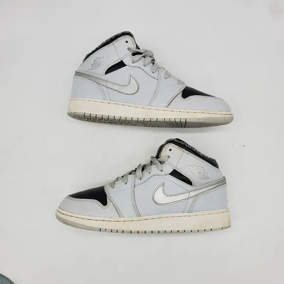 Nike Shoes Youth 6 Women 7.5 Air Jordan 1 Retro Mid 554725-032