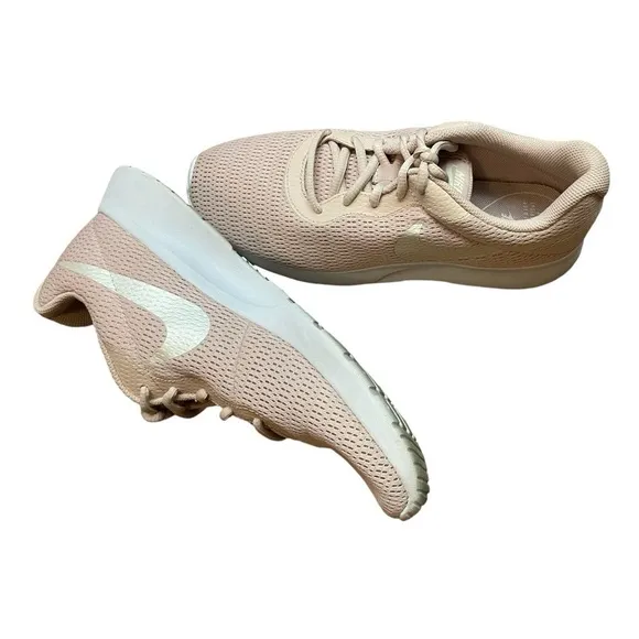 Nike Tanjun Women’s Athletic Shoes Sneakers