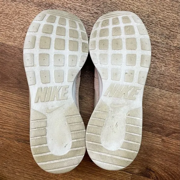 Nike Tanjun Women’s Athletic Shoes Sneakers