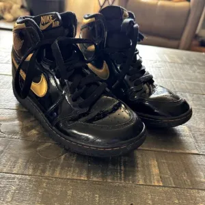 Nike Youth Air Jordan Retro I 1 High OG GS Black Metallic Gold Shoes 575441-032