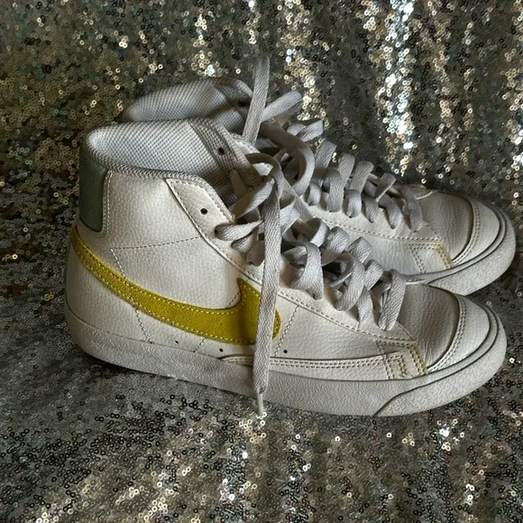 Nike Youth Blazer Mid-Top White Sneakers Size 5.5