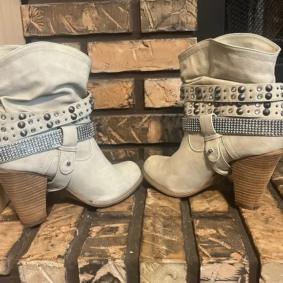 Not Rated Double Dutch Cream Colored Studded Heel Boots Size 8.5