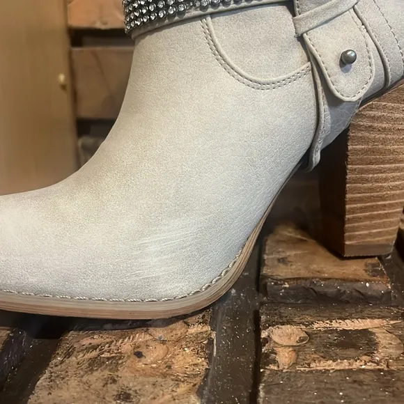 Not Rated Double Dutch Cream Colored Studded Heel Boots Size 8.5