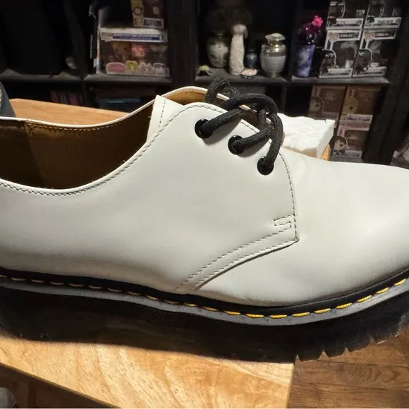NWOT Dr. Martins Cream Leather Shoes