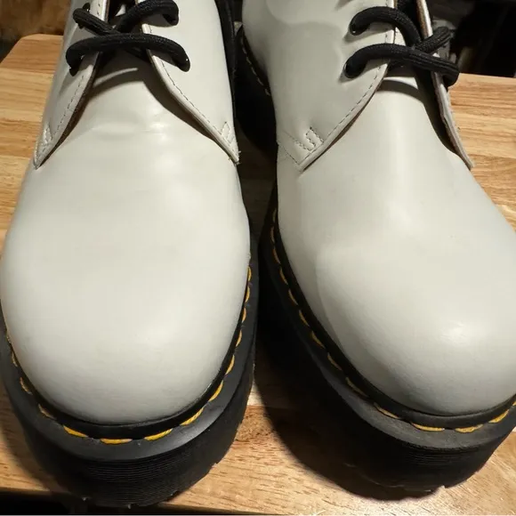NWOT Dr. Martins Cream Leather Shoes