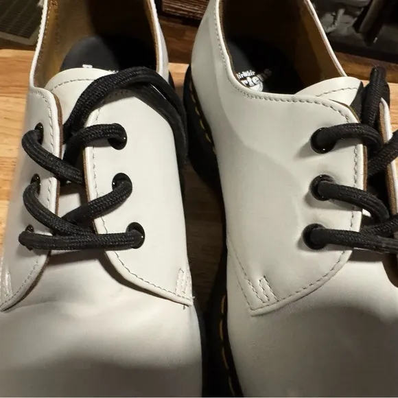NWOT Dr. Martins Cream Leather Shoes