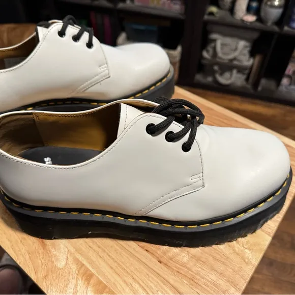 NWOT Dr. Martins Cream Leather Shoes