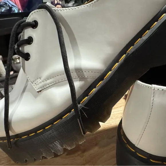 NWOT Dr. Martins Cream Leather Shoes