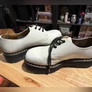 NWOT Dr. Martins Cream Leather Shoes