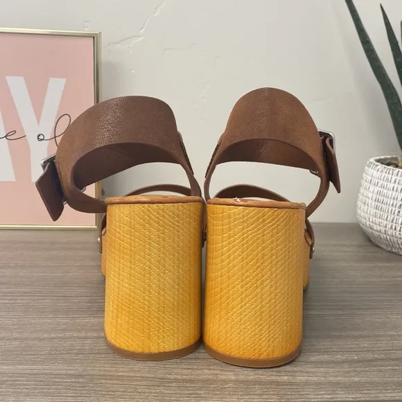 NWOT MIA Sabrinda Platform Y2K Chunky Sandals