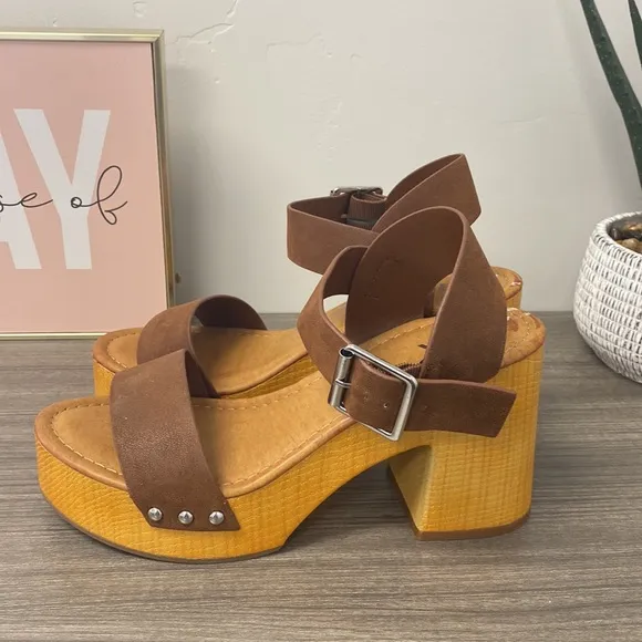 NWOT MIA Sabrinda Platform Y2K Chunky Sandals