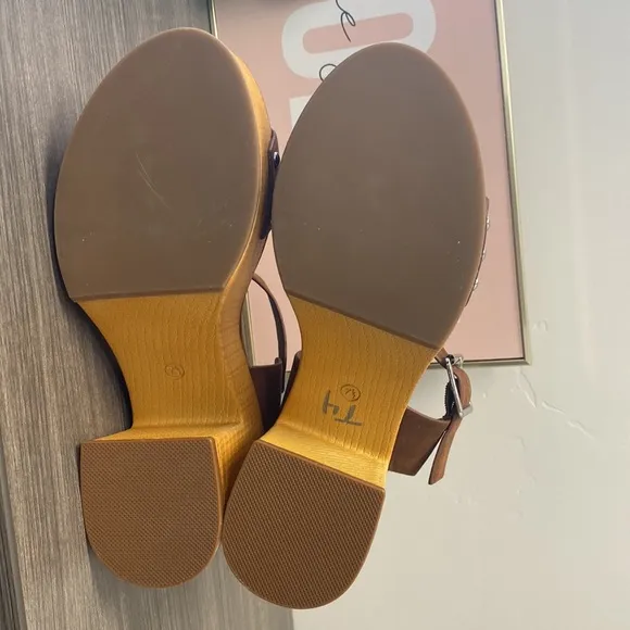 NWOT MIA Sabrinda Platform Y2K Chunky Sandals