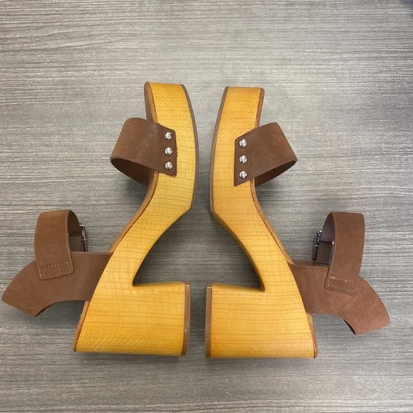 NWOT MIA Sabrinda Platform Y2K Chunky Sandals