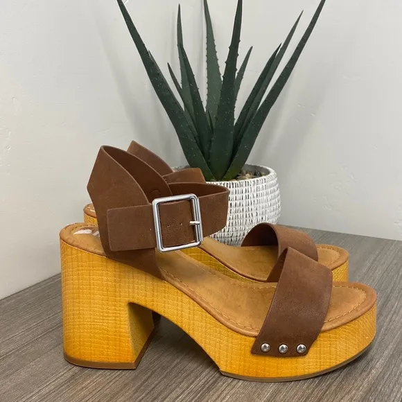 NWOT MIA Sabrinda Platform Y2K Chunky Sandals