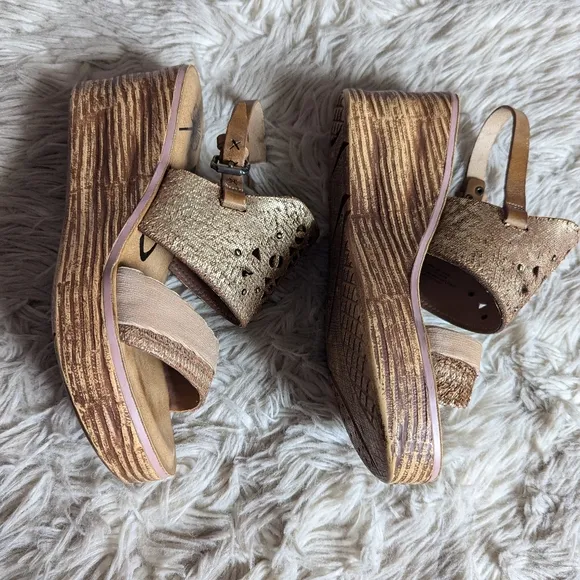 NWOT OTBT Hippie Wedge Sandals in Gold