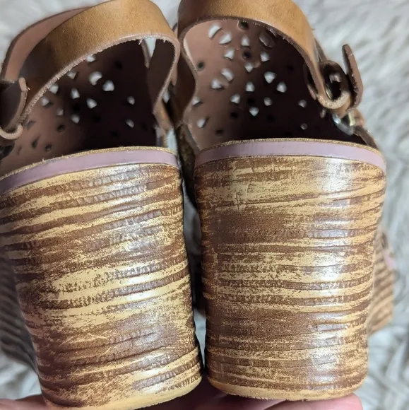NWOT OTBT Hippie Wedge Sandals in Gold