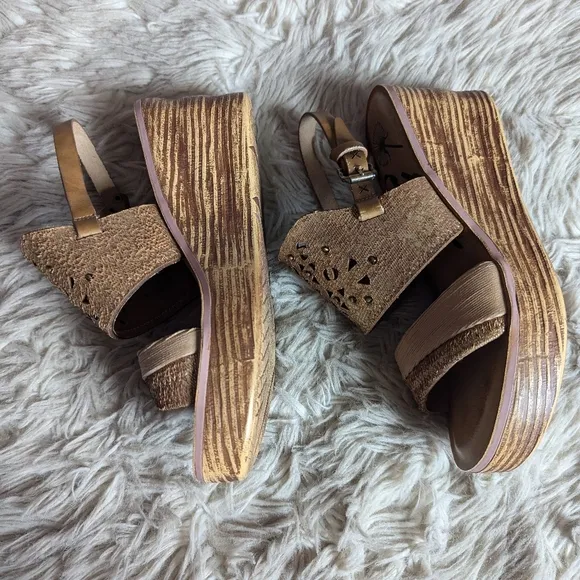 NWOT OTBT Hippie Wedge Sandals in Gold
