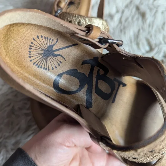 NWOT OTBT Hippie Wedge Sandals in Gold