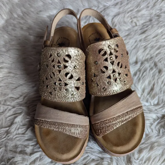 NWOT OTBT Hippie Wedge Sandals in Gold