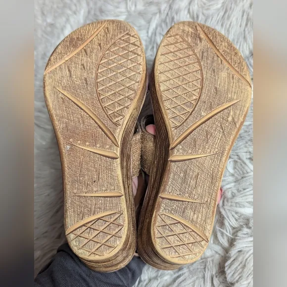 NWOT OTBT Hippie Wedge Sandals in Gold