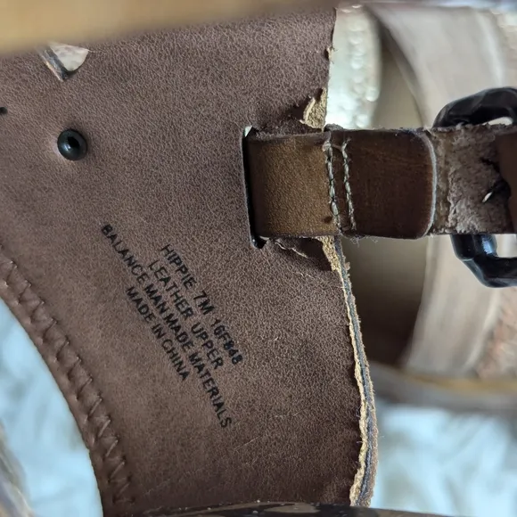 NWOT OTBT Hippie Wedge Sandals in Gold