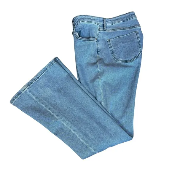 NWT Antonio Melani Light Wash Denim Mid-Rise Flare Jeans Women's Size 32
