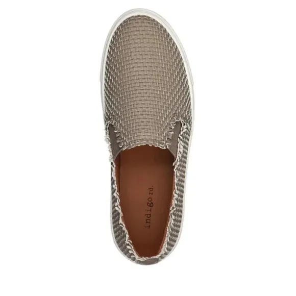 NWT Indigo Rd Women’s Kicky Tan Slip-On Shoes 6