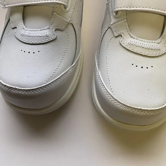 NWT New Balance 577 Women’s Leather Walking White Sneaker Size 10W WW577VW Fall
