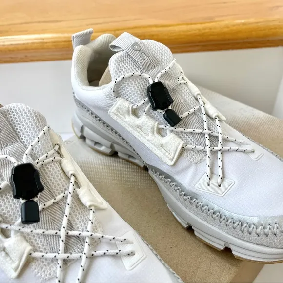 NWT On Running Cloudaway Kanazawa Women’s Athletic Running Shoes White Frost