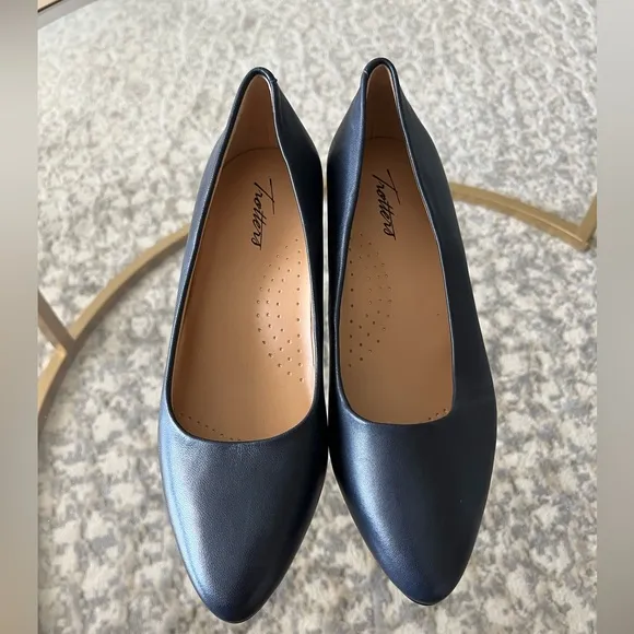 NWT Trotters Kari Block Heel, Navy Blue, Multiple Sizes in Wide and Medium!