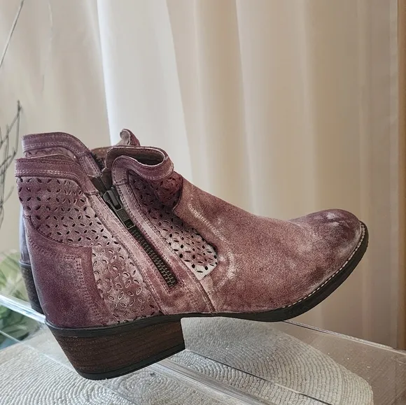 NWT.Corral Women's Pink Distressed Side Zipper Ankle Boots Corkys Girl   Size10