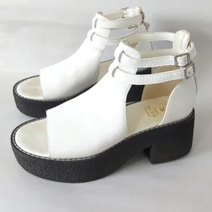 Oasis Society Platform Strapped Sandals Size 8.5 White Leather Edgy Chunky Heel