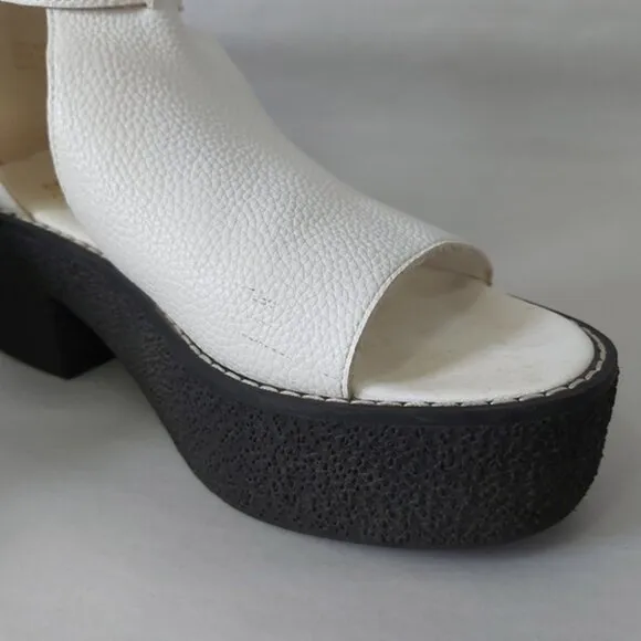 Oasis Society Platform Strapped Sandals Size 8.5 White Leather Edgy Chunky Heel