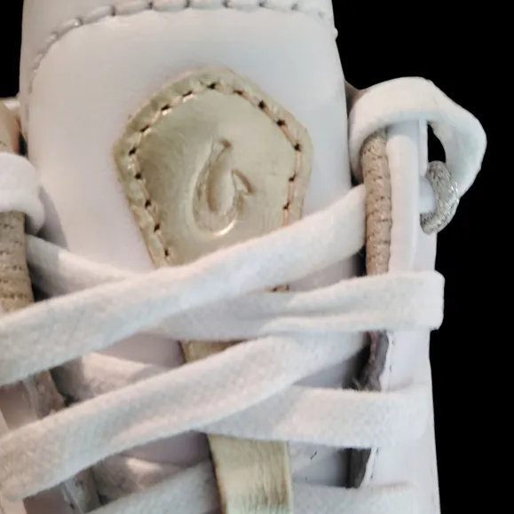 OluKai Ha'upu Leather Sneakers Sz 7.5