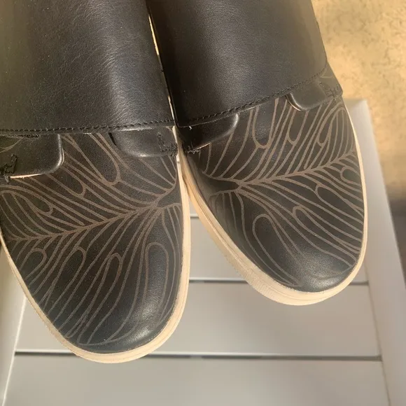 OluKai Pehuea Loupili black leather platform shoes size 10
