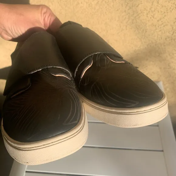 OluKai Pehuea Loupili black leather platform shoes size 10