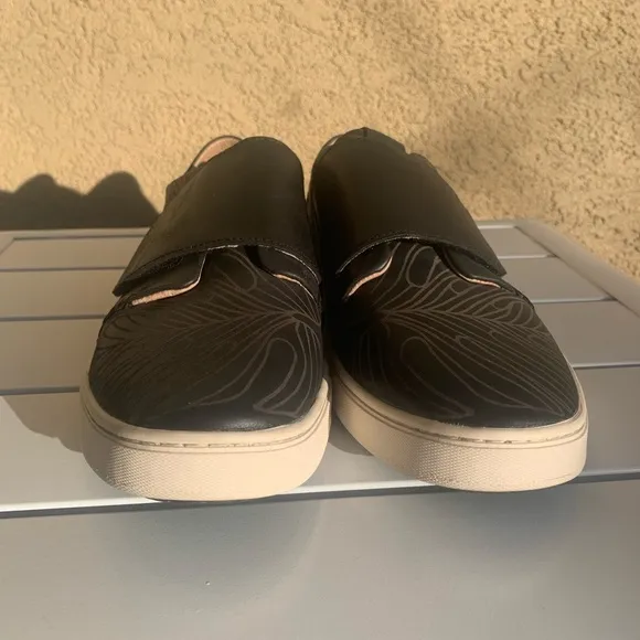 OluKai Pehuea Loupili black leather platform shoes size 10