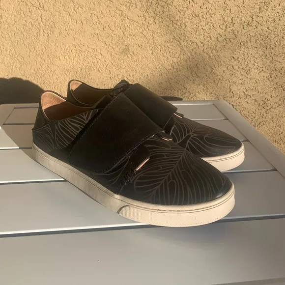OluKai Pehuea Loupili black leather platform shoes size 10
