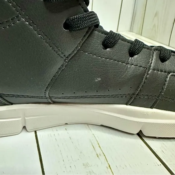 On THE ROGER Mid Hi-Top Black Women Sz 8.5 Retro Shoes Sneakers Streetwear 90’s