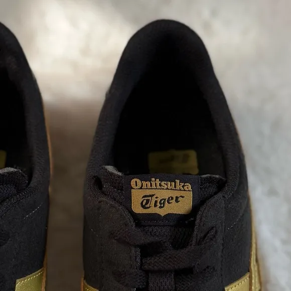 ONITSUKA TIGER Men’s 9 / Women 10.5 Unisex DD Trainer Sneakers Black Gold Gum
