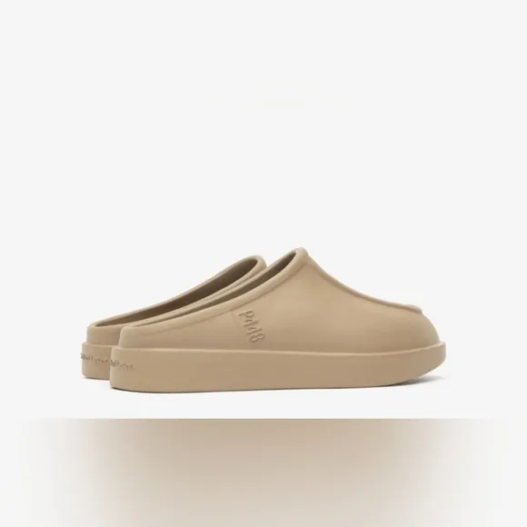 P448 NWB Flo in Mimtec | EU size 44 - 45 (US size 11-12) | Neutral Tan Slide On